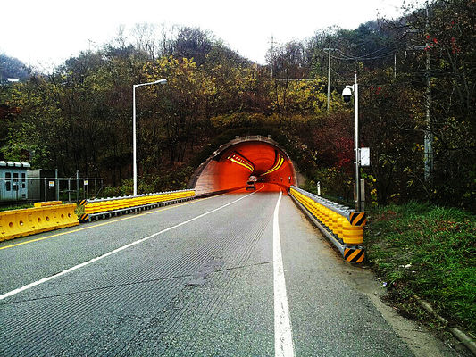 কেনা Hot Dipped Galvanized Rolling Guardrail Barrier Featuring Grade International Level 4 and PU Roller Material Ensuring Roadside Safety online manufacture