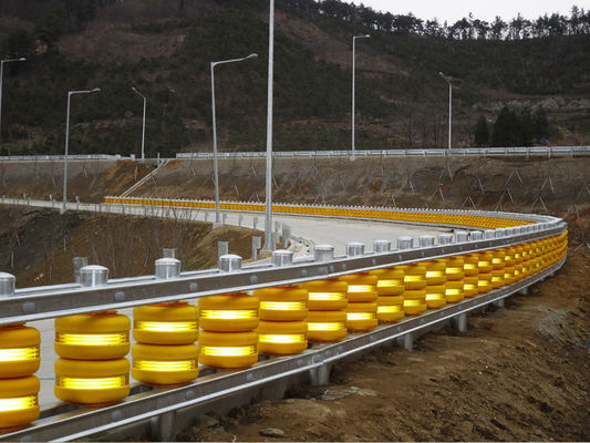 ভালো দাম ব্যাস ২৪৫-৩৫০ মিমি রোলার সাইজ হাইওয়ে রোলার ব্যারিয়ার, ১০ বছরের জীবনকাল এবং ট্র্যাফিক নিয়ন্ত্রণের জন্য প্রতিদিন ৩০০ মিটার আউটপুট সহ অনলাইন