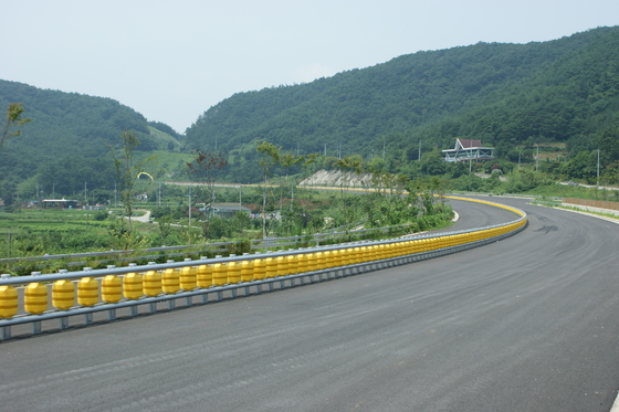 Good price Double Buckets Or Single Bucket Roller Crash Barrier with 3.5 Mm Thickness Standard JT/T281-2007 অনলাইন